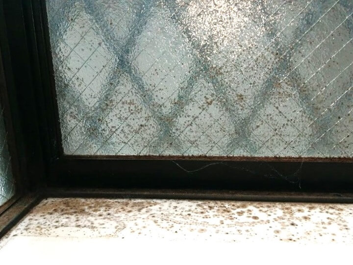 東京都荒川区の窓クリーニング、カビ取り洗浄前【お掃除どんちゃん】
