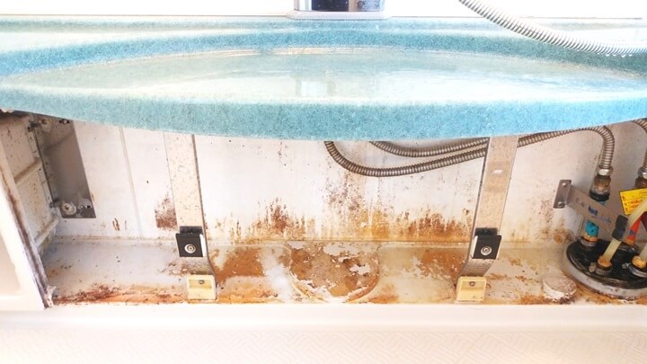東京都荒川区の浴室クリーニング、シャンプー台下の洗浄前【お掃除どんちゃん】